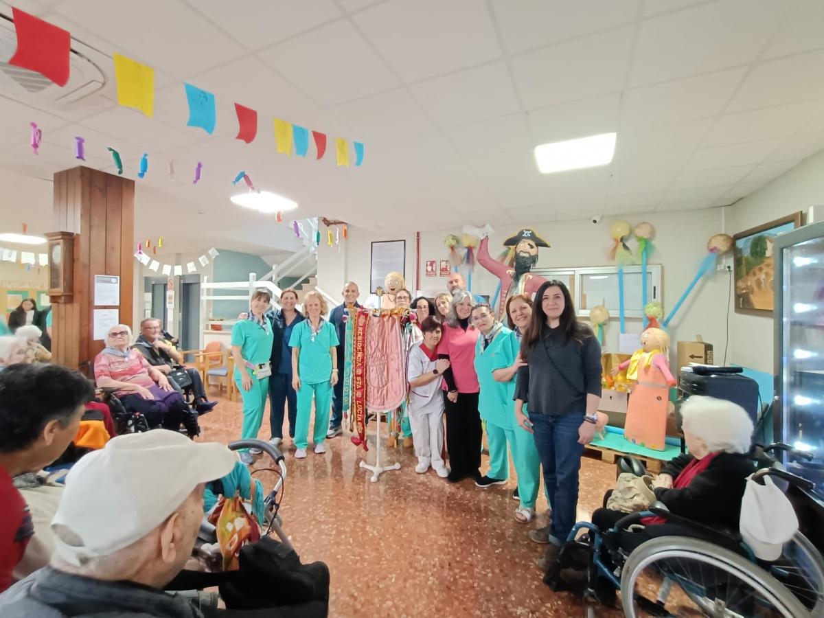 Los residentes de Santa Llúcia en Dénia se convierten en artistas falleros y preparan su propia falla
