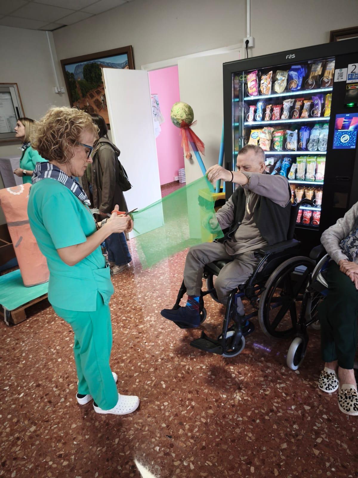 Los residentes de Santa Llúcia en Dénia se convierten en artistas falleros y preparan su propia falla Los residentes de Santa Llúcia en Dénia se convierten en artistas falleros y preparan su propia falla