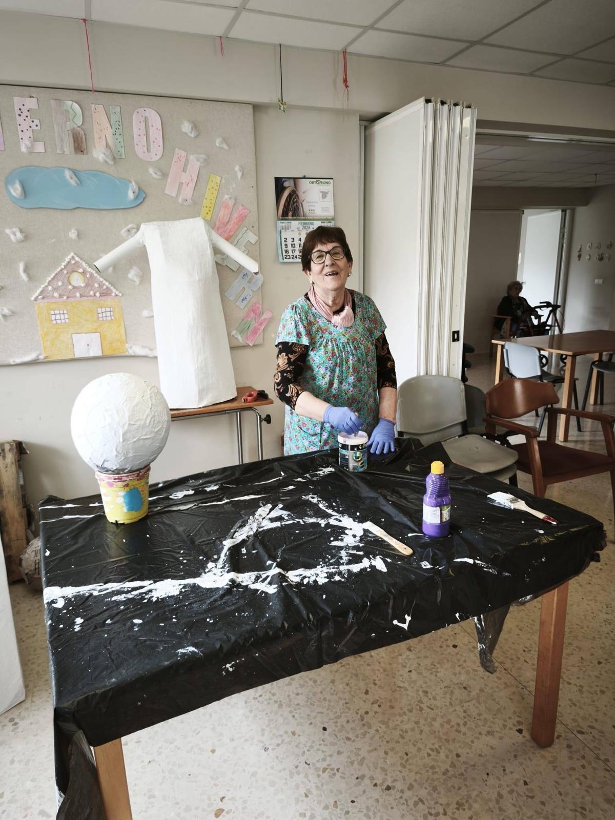 Los residentes de Santa Llúcia en Dénia se convierten en artistas falleros y preparan su propia falla Los residentes de Santa Llúcia en Dénia se convierten en artistas falleros y preparan su propia falla