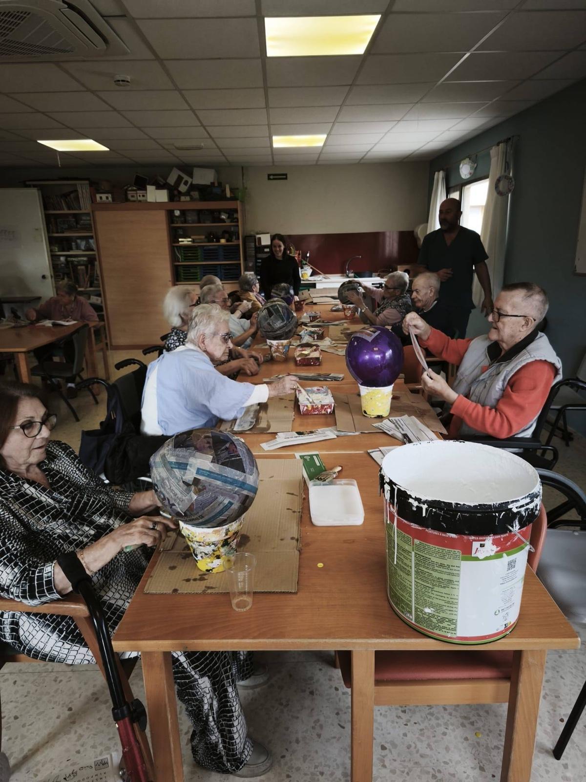 Los residentes de Santa Llúcia en Dénia se convierten en artistas falleros y preparan su propia falla