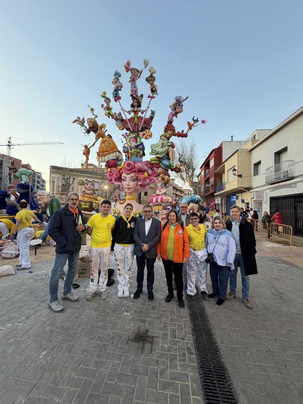José Antonio Rovira visita Dénia junto al PP local para conocer la plantà de las Fallas
