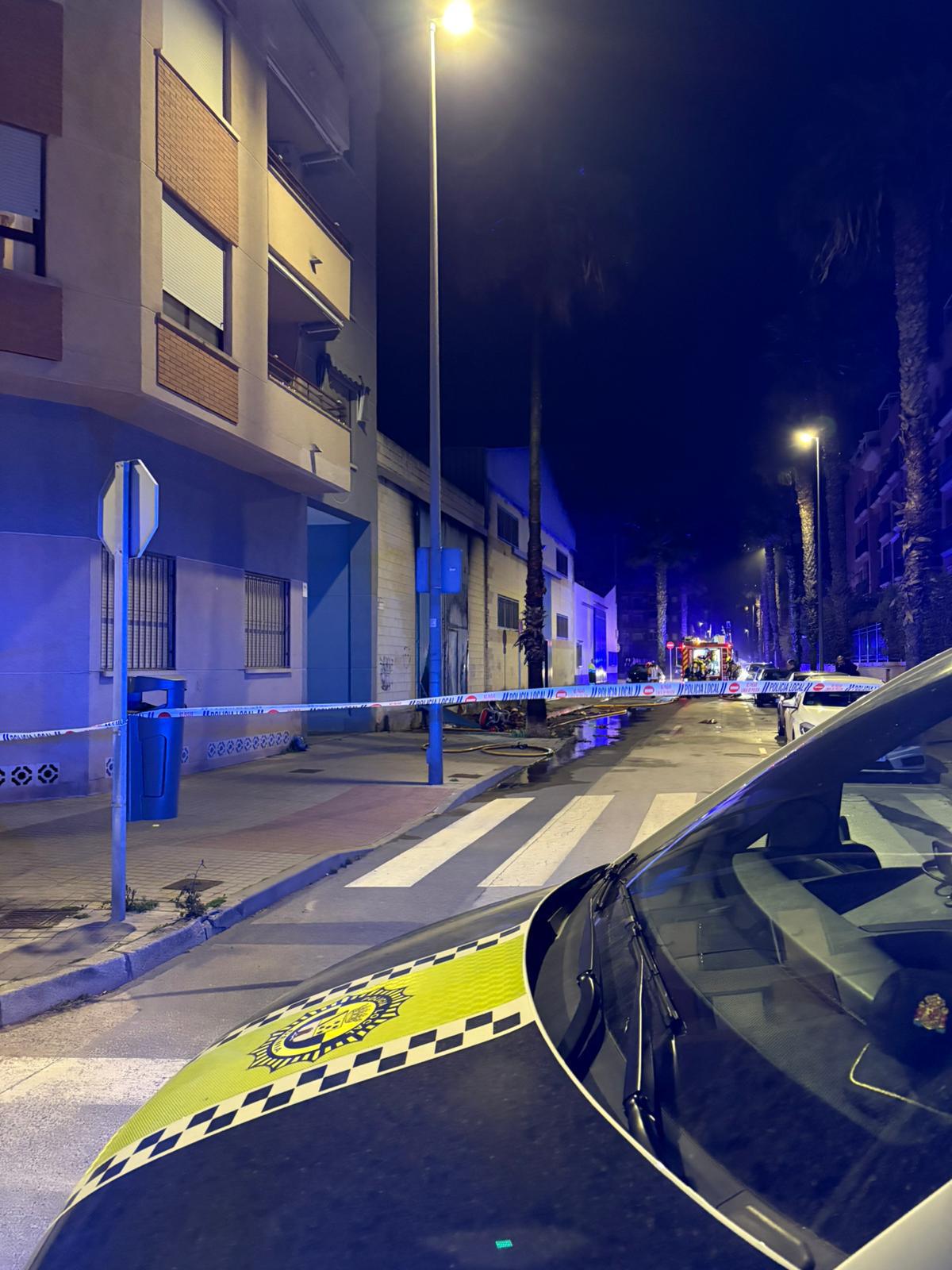 Un incendio en una palmera se extiende a una fábrica en Dénia sin dejar heridos