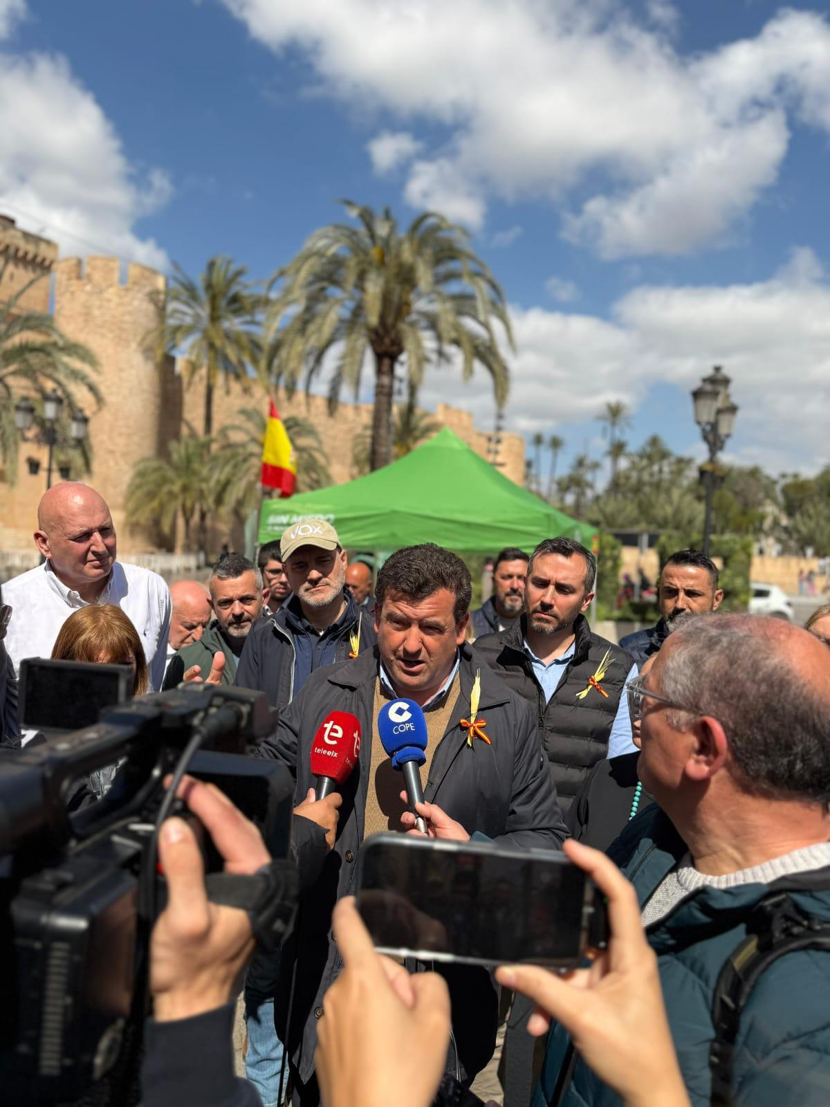 VOX despliega 40 mesas en Alicante para alertar del impacto del acuerdo con Mercosur VOX despliega 40 mesas en Alicante para alertar del impacto del acuerdo con Mercosur