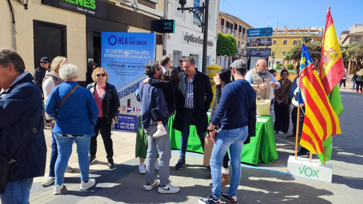 VOX despliega 40 mesas en Alicante para alertar del impacto del acuerdo con Mercosur