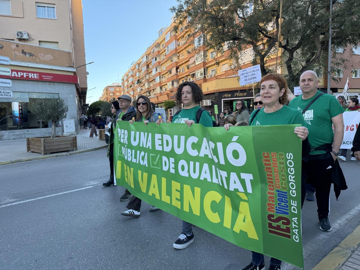Casi un millar de personas se manifiestan por la Educación Pública en Dénia: más recursos y mejores condiciones Casi un millar de personas se manifiestan por la Educación Pública en Dénia: más recursos y mejores condiciones