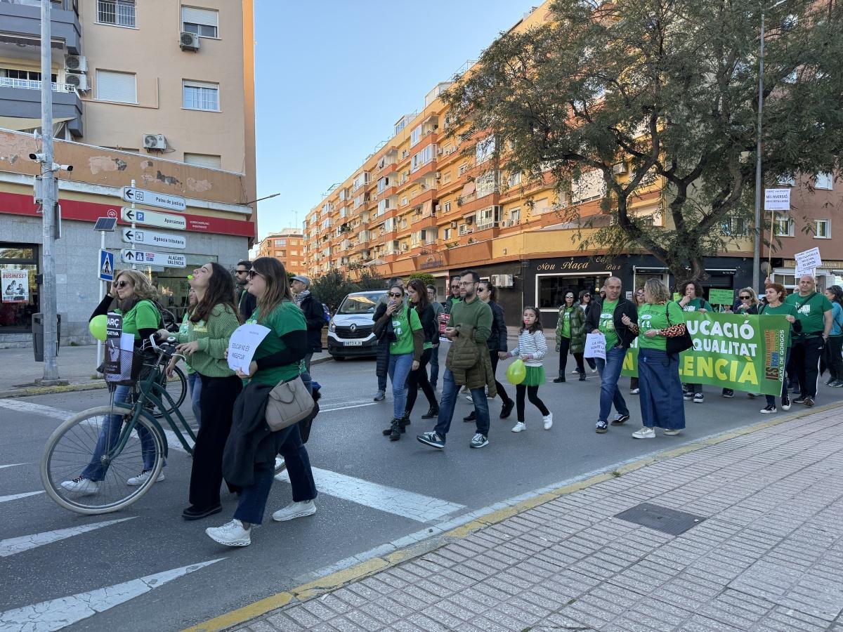 Casi un millar de personas se manifiestan por la Educación Pública en Dénia: más recursos y mejores condiciones