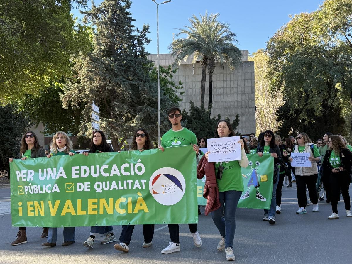 Casi un millar de personas se manifiestan por la Educación Pública en Dénia: más recursos y mejores condiciones