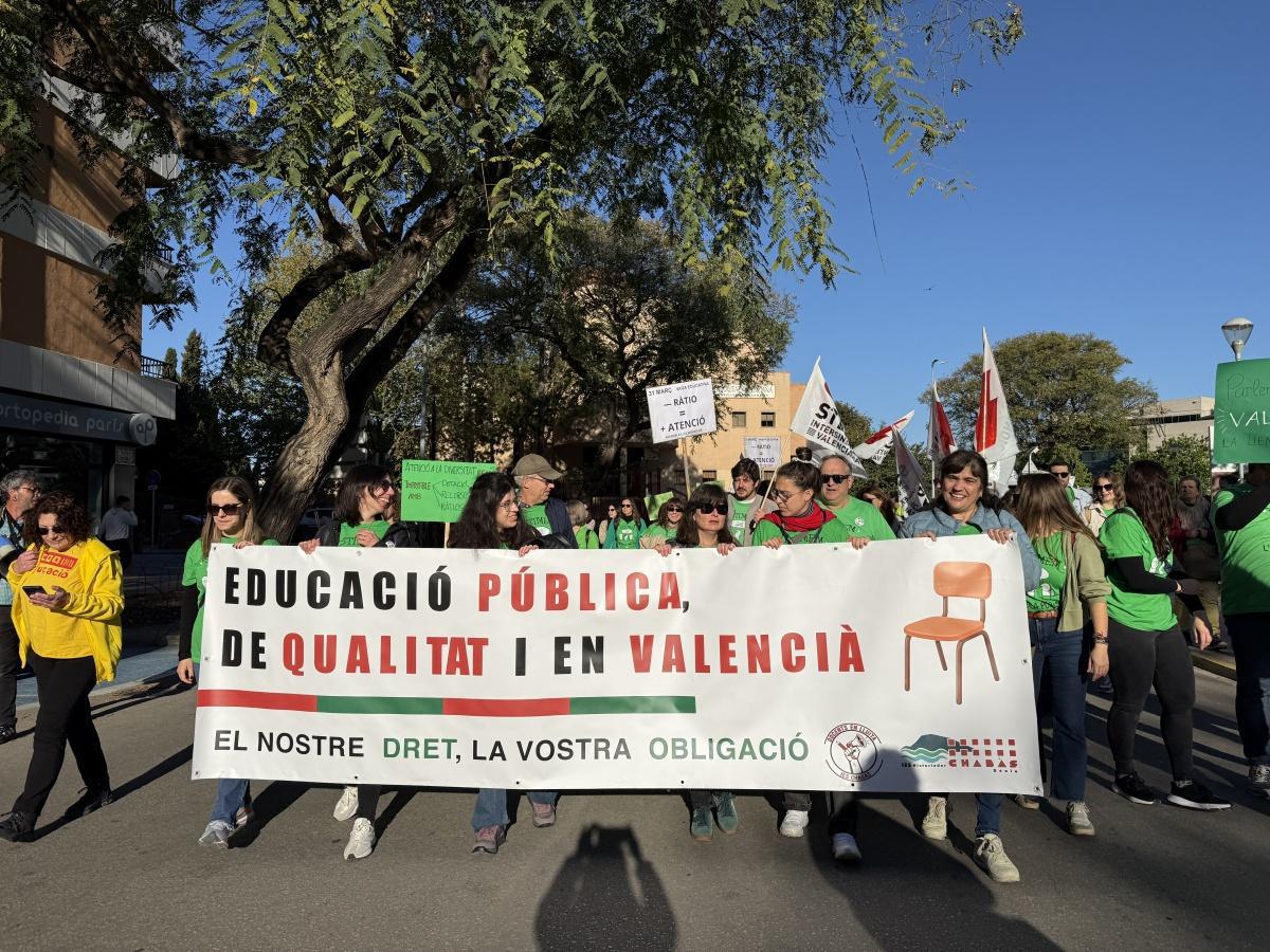 Casi un millar de personas se manifiestan por la Educación Pública en Dénia: más recursos y mejores condiciones Casi un millar de personas se manifiestan por la Educación Pública en Dénia: más recursos y mejores condiciones