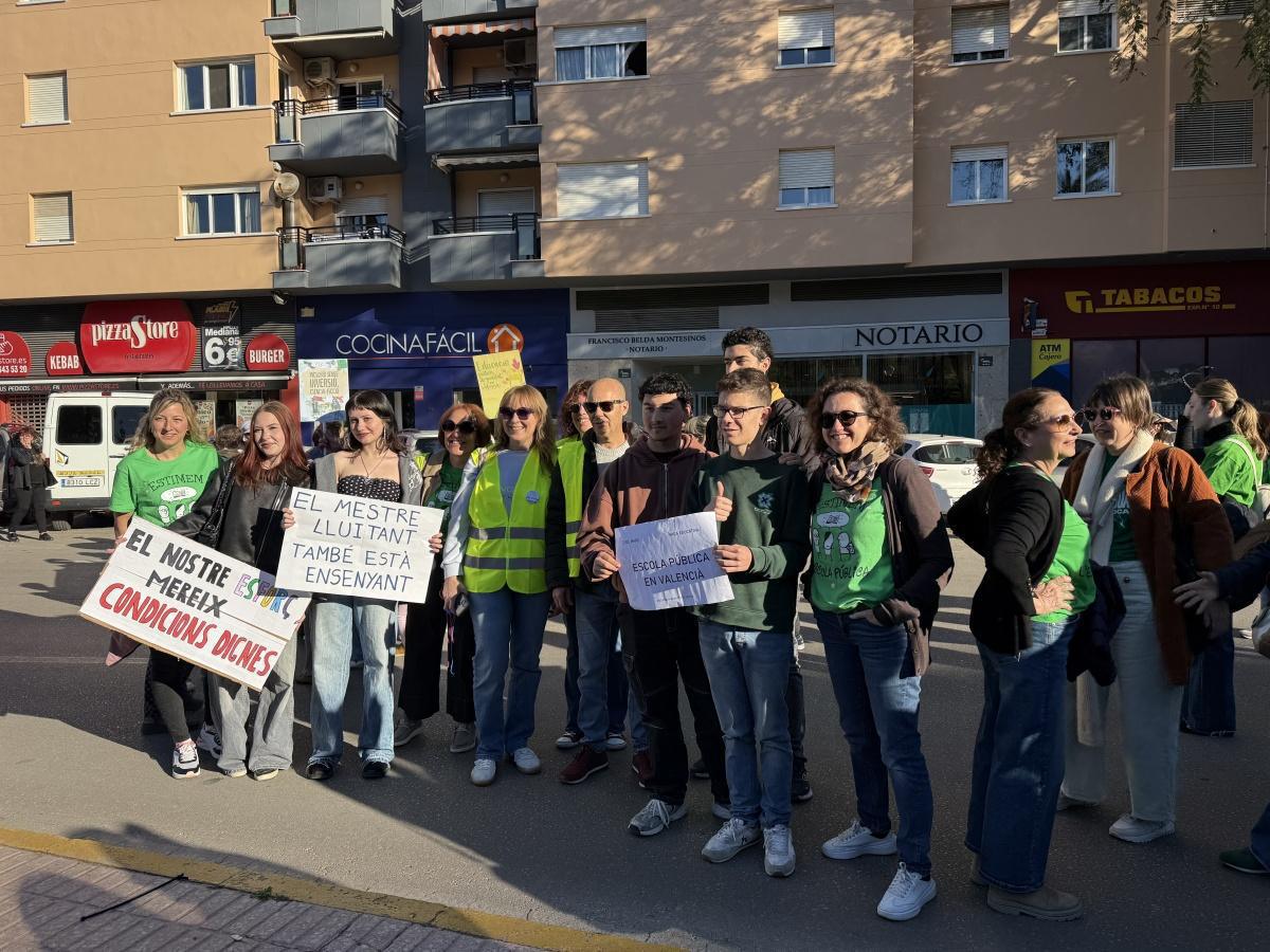 Casi un millar de personas se manifiestan por la Educación Pública en Dénia: más recursos y mejores condiciones