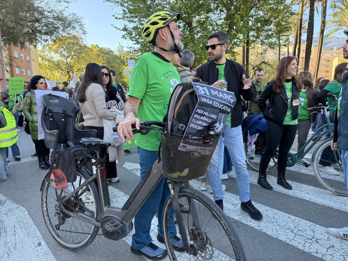 Casi un millar de personas se manifiestan por la Educación Pública en Dénia: más recursos y mejores condiciones Casi un millar de personas se manifiestan por la Educación Pública en Dénia: más recursos y mejores condiciones