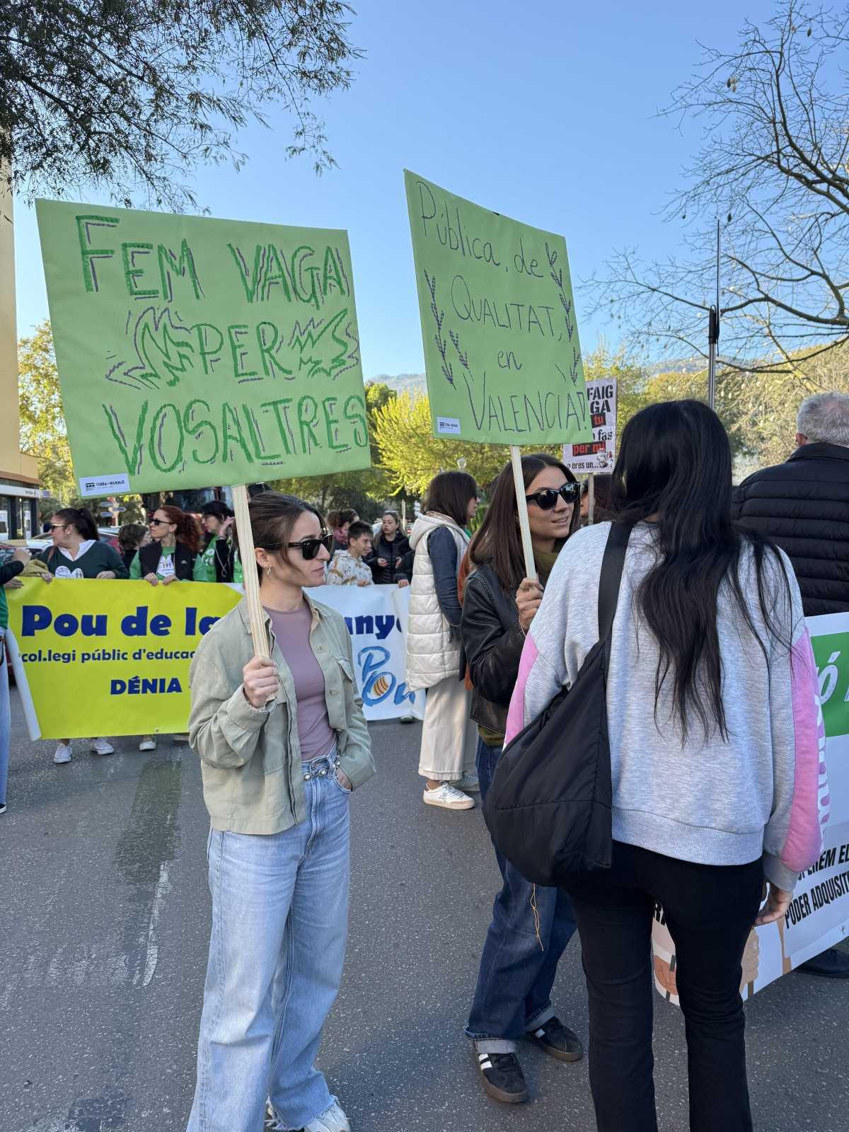 Casi un millar de personas se manifiestan por la Educación Pública en Dénia: más recursos y mejores condiciones