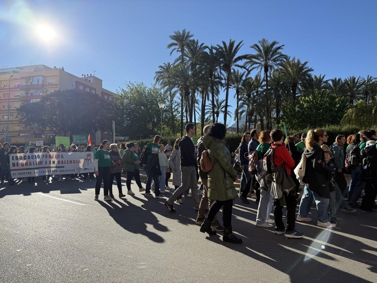 Casi un millar de personas se manifiestan por la Educación Pública en Dénia: más recursos y mejores condiciones Casi un millar de personas se manifiestan por la Educación Pública en Dénia: más recursos y mejores condiciones