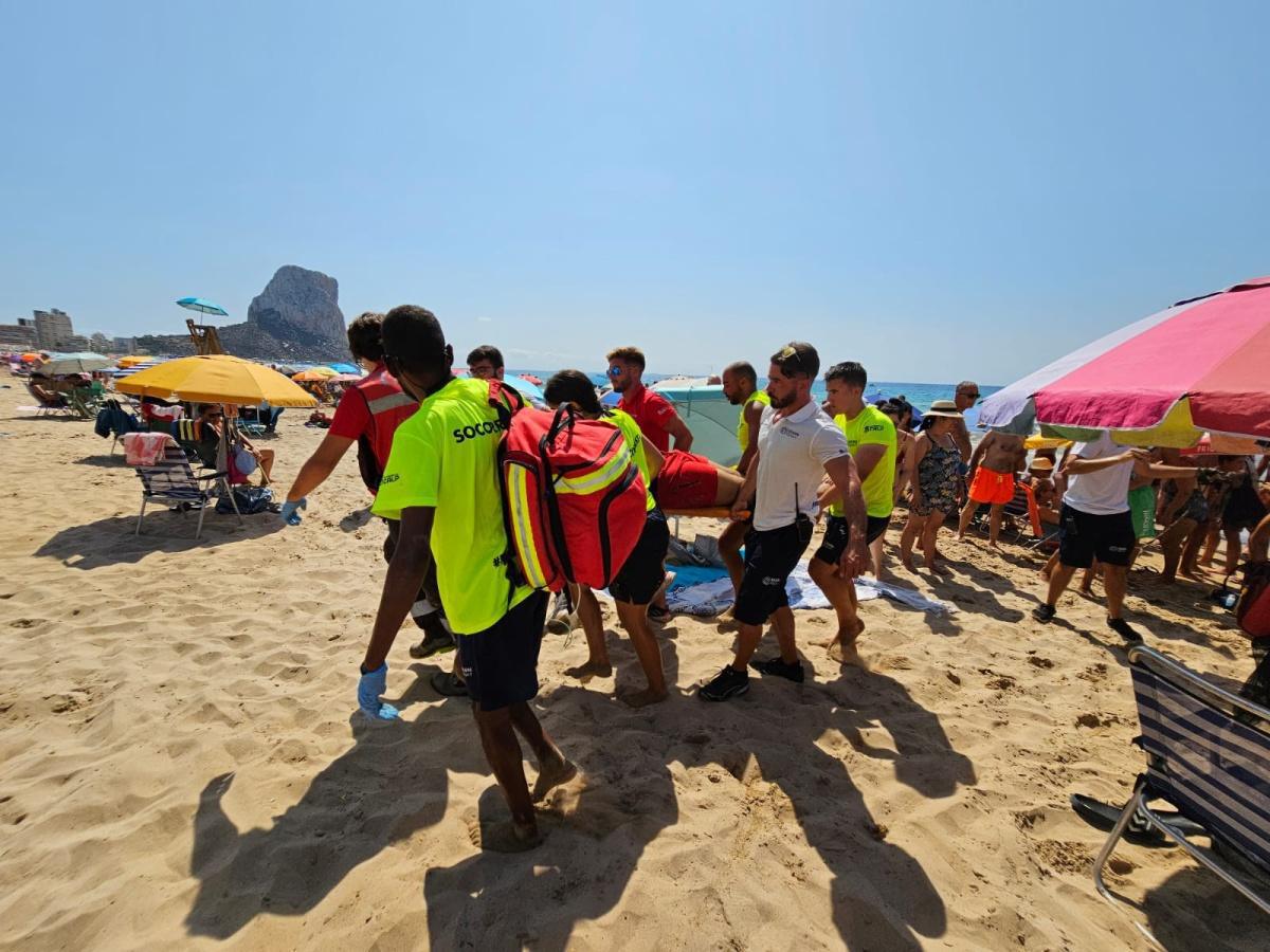 Calp pone en marcha el servicio de socorrismo en sus playas con el inicio de la nueva temporada