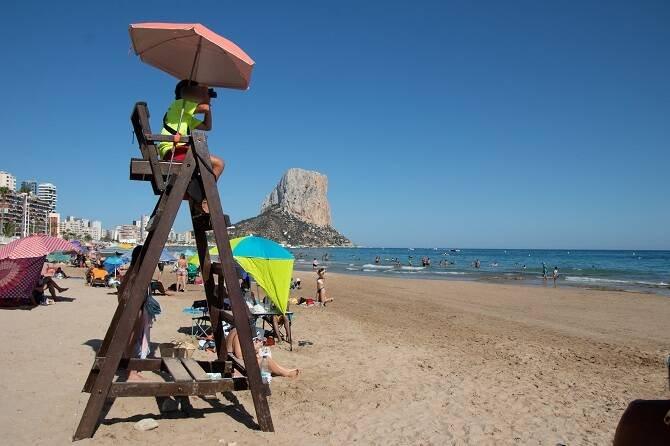 Calp pone en marcha el servicio de socorrismo en sus playas con el inicio de la nueva temporada