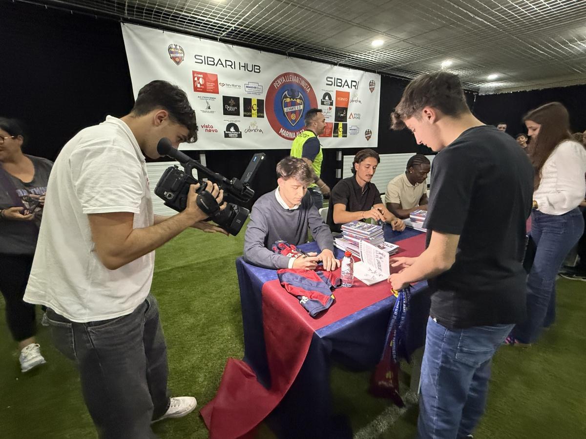 Jugadores del Levante llegan al Verger para presentar la peña de la Marina Alta