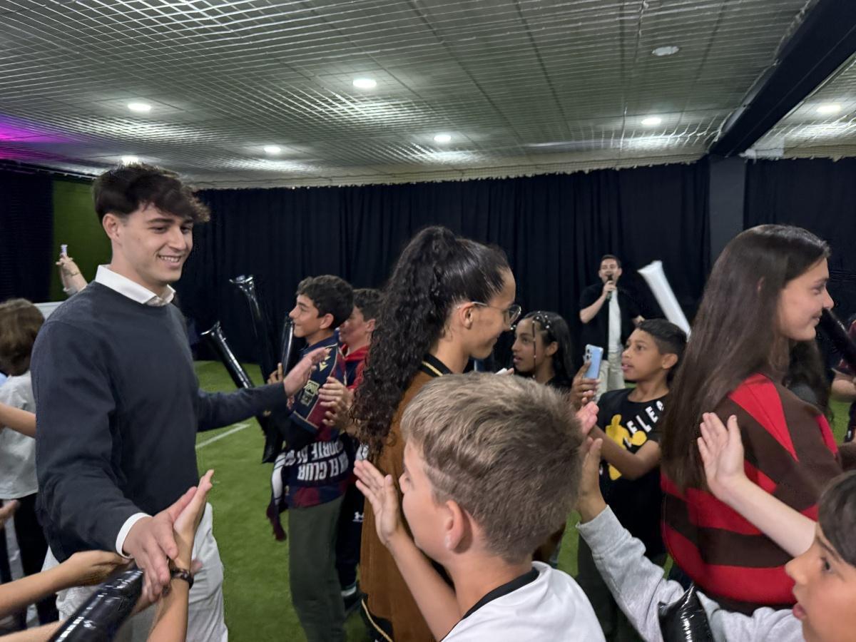 Jugadores del Levante llegan al Verger para presentar la peña de la Marina Alta