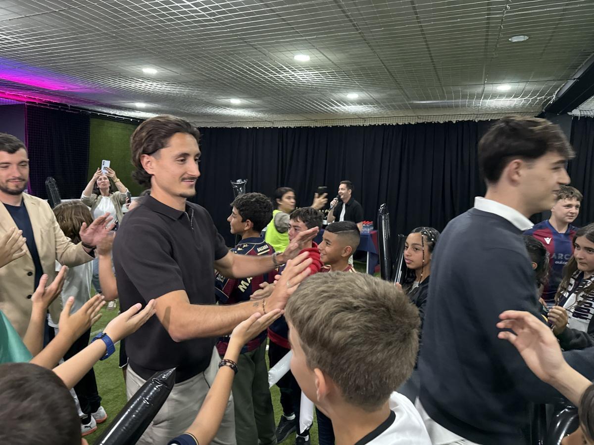 Jugadores del Levante llegan al Verger para presentar la peña de la Marina Alta