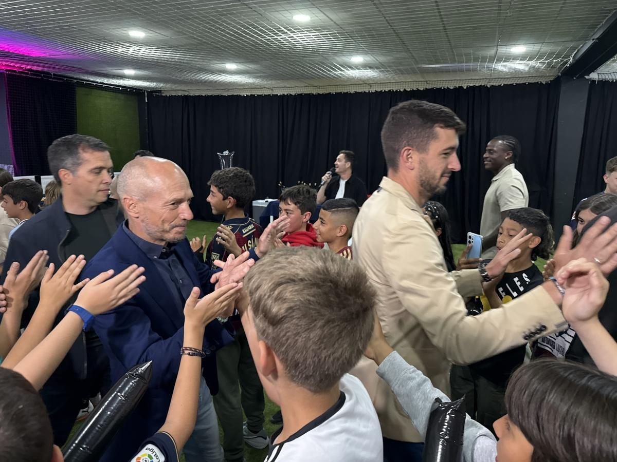 Jugadores del Levante llegan al Verger para presentar la peña de la Marina Alta
