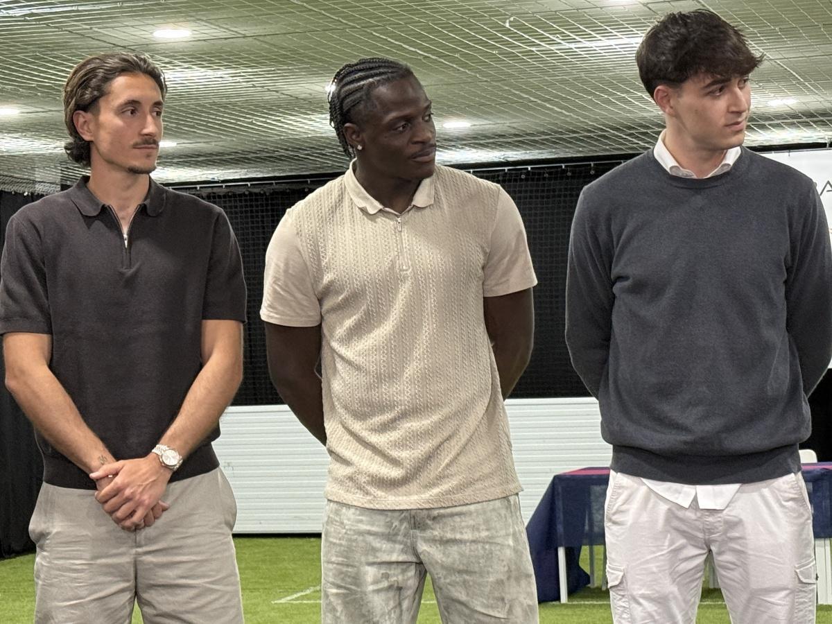 Jugadores del Levante llegan al Verger para presentar la peña de la Marina Alta