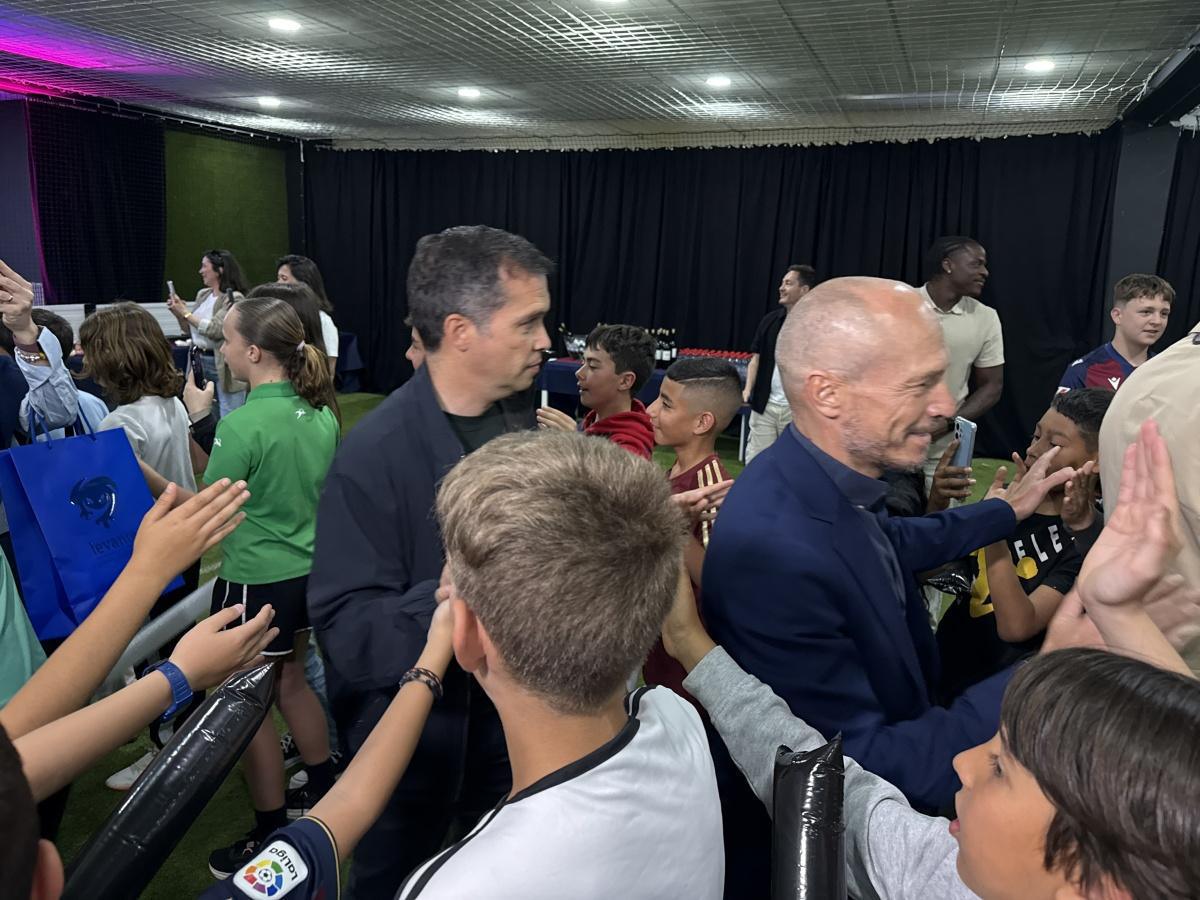 Jugadores del Levante llegan al Verger para presentar la peña de la Marina Alta