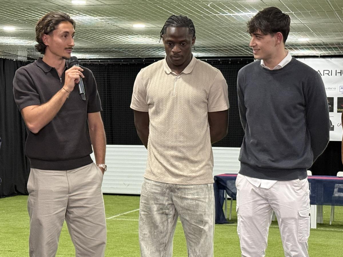 Jugadores del Levante llegan al Verger para presentar la peña de la Marina Alta