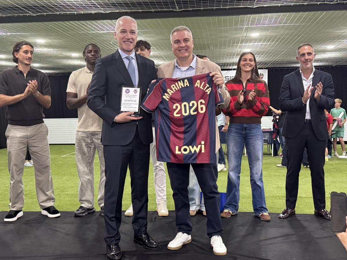 Jugadores del Levante llegan al Verger para presentar la peña de la Marina Alta