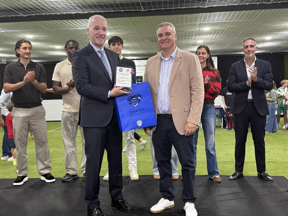 Jugadores del Levante llegan al Verger para presentar la peña de la Marina Alta