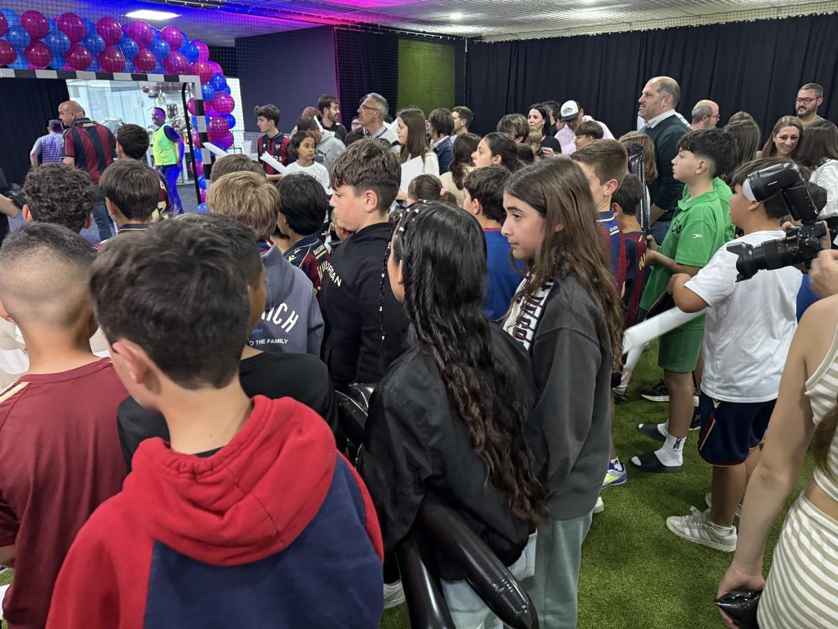 Jugadores del Levante llegan al Verger para presentar la peña de la Marina Alta
