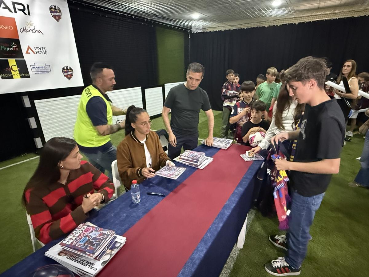 Jugadores del Levante llegan al Verger para presentar la peña de la Marina Alta