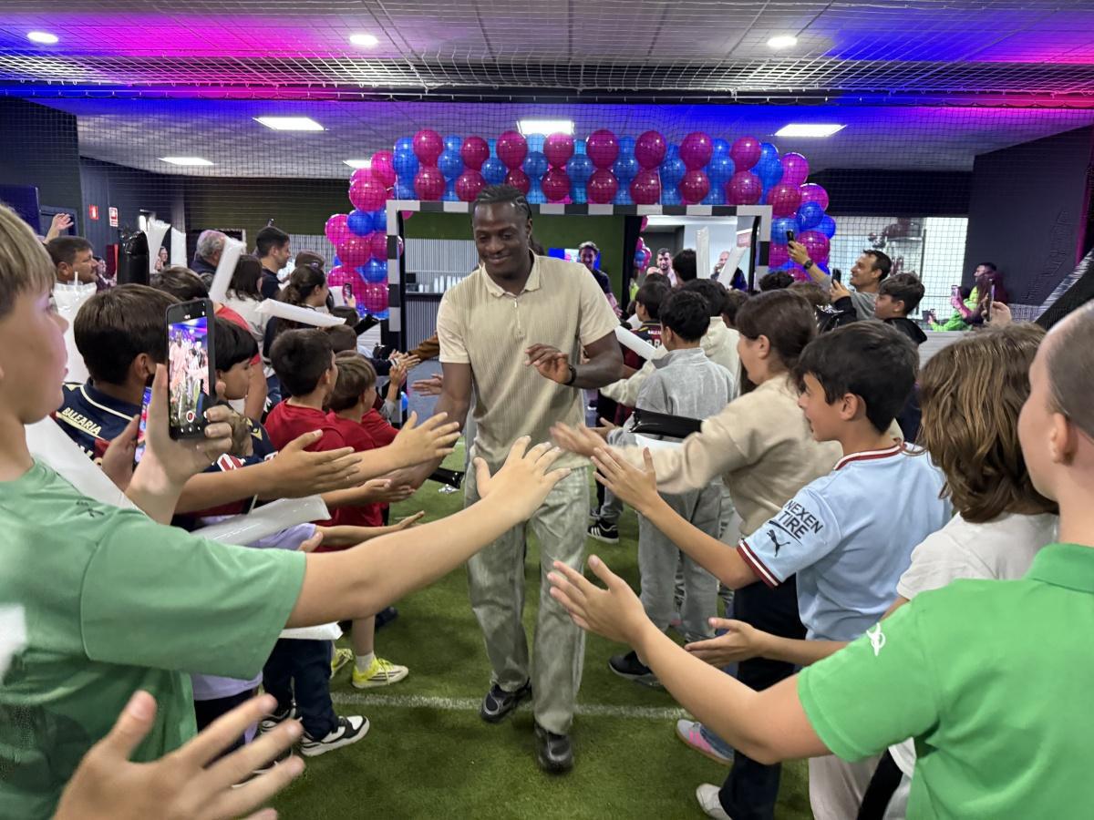 Jugadores del Levante llegan al Verger para presentar la peña de la Marina Alta