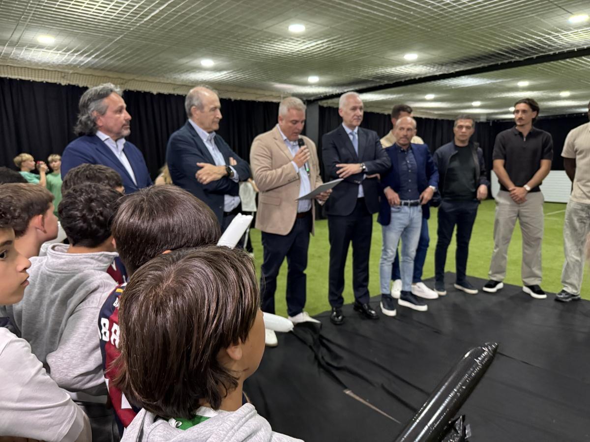 Jugadores del Levante llegan al Verger para presentar la peña de la Marina Alta