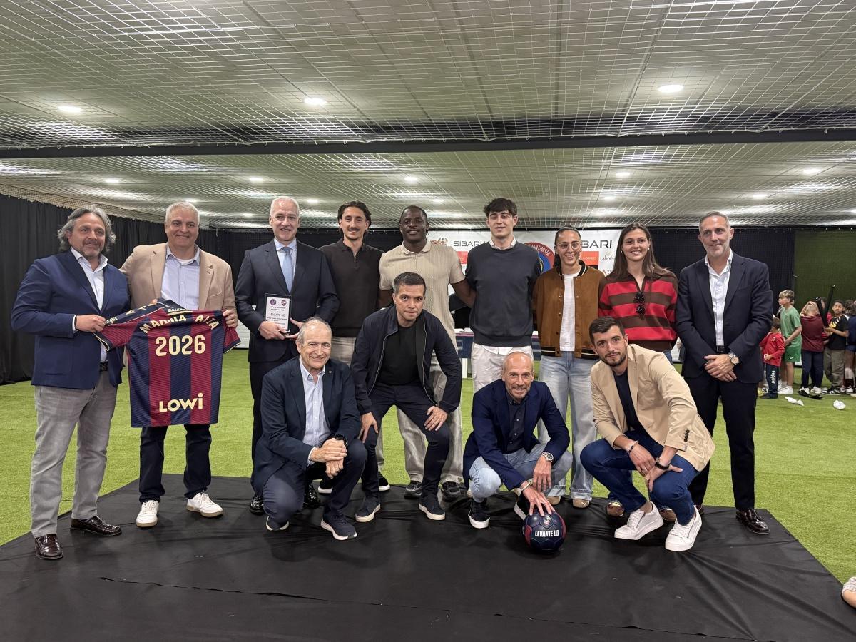 Jugadores del Levante llegan al Verger para presentar la peña de la Marina Alta