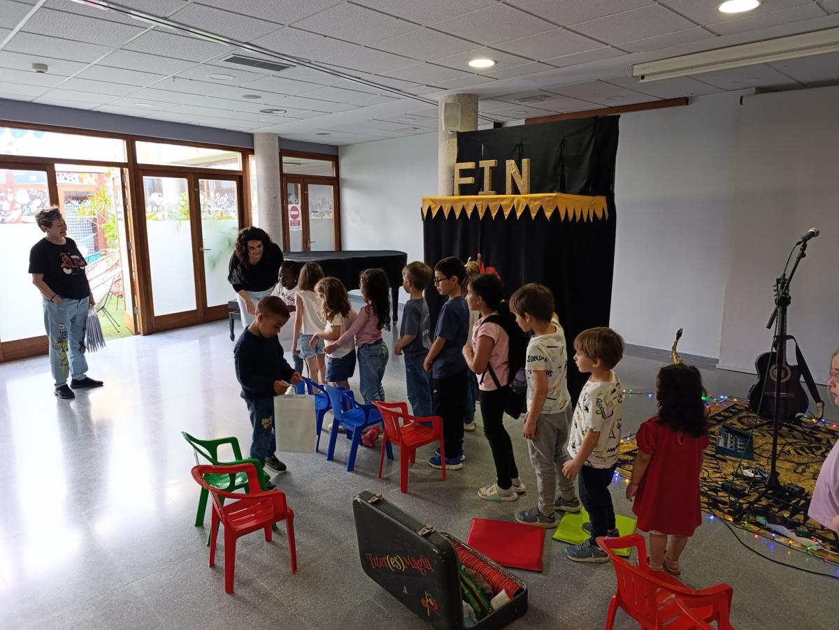 Ondara celebra l'encontre amb els primers lectors amb una vesprada màgica de lectura, música i titelles