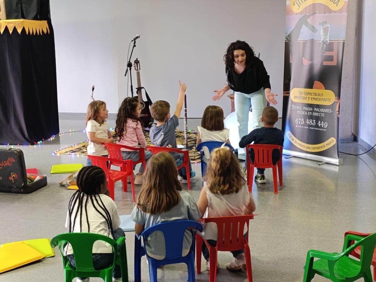 Ondara celebra l'encontre amb els primers lectors amb una vesprada màgica de lectura, música i titelles Ondara celebra l'encontre amb els primers lectors amb una vesprada màgica de lectura, música i titelles