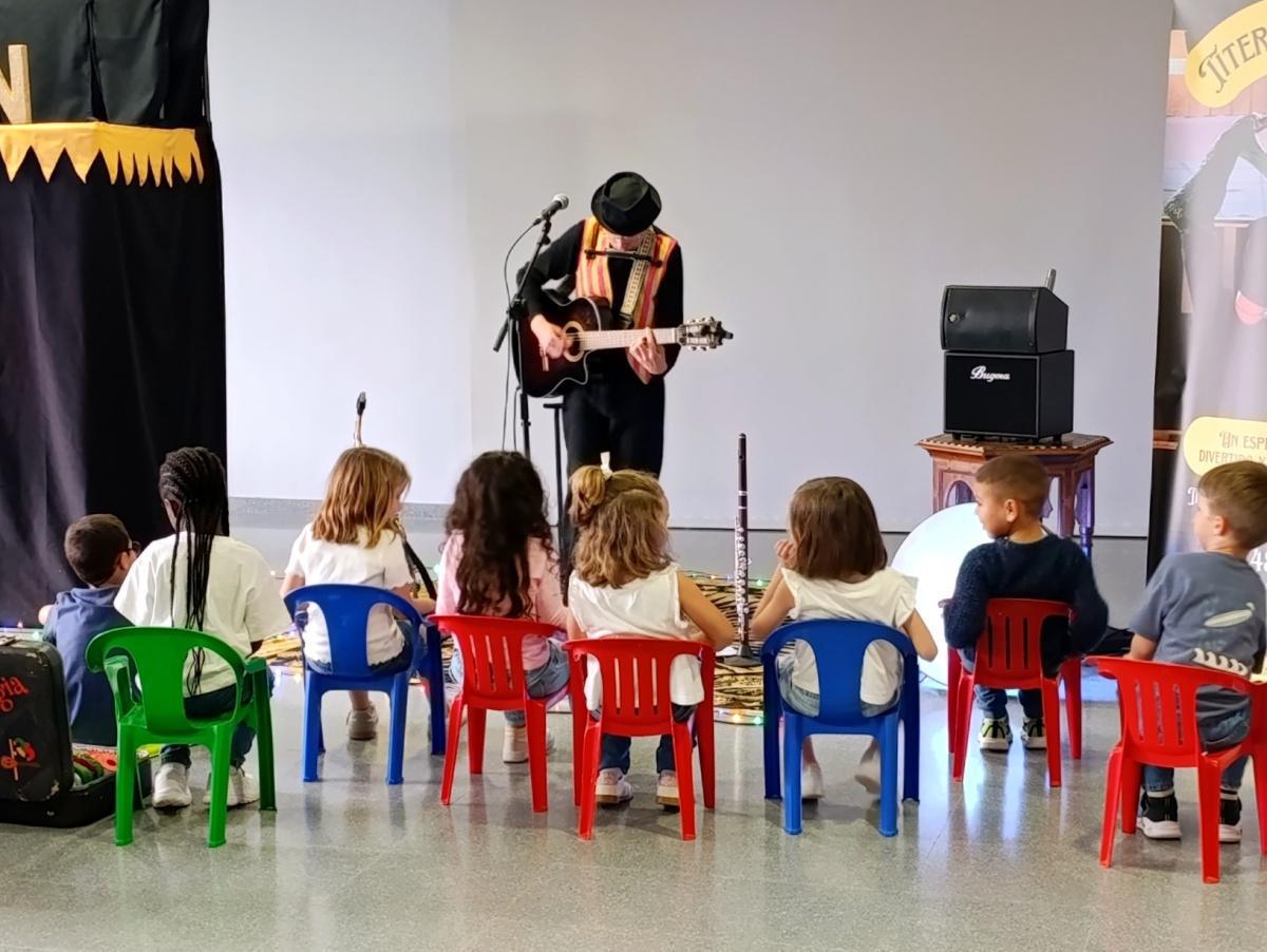 Ondara celebra l'encontre amb els primers lectors amb una vesprada màgica de lectura, música i titelles Ondara celebra l'encontre amb els primers lectors amb una vesprada màgica de lectura, música i titelles