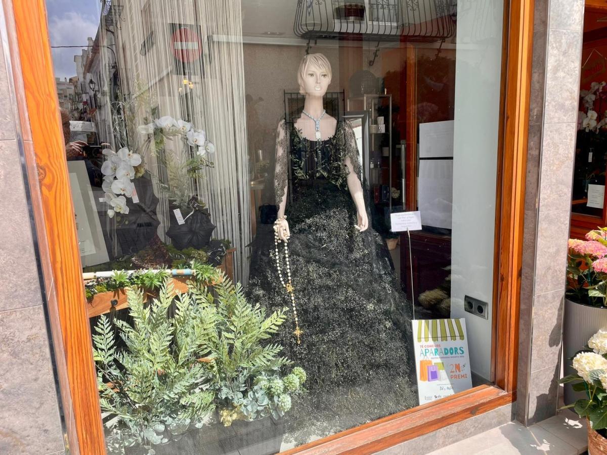 Los escaparates toman Benissa y convierten las fiestas en un espectáculo de creatividad local