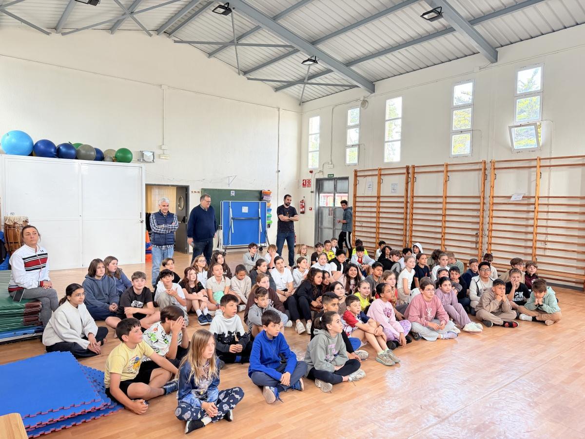 Una década de imaginación: Benitatxell celebra “La Mascota Contacontes” en el Día del Libro