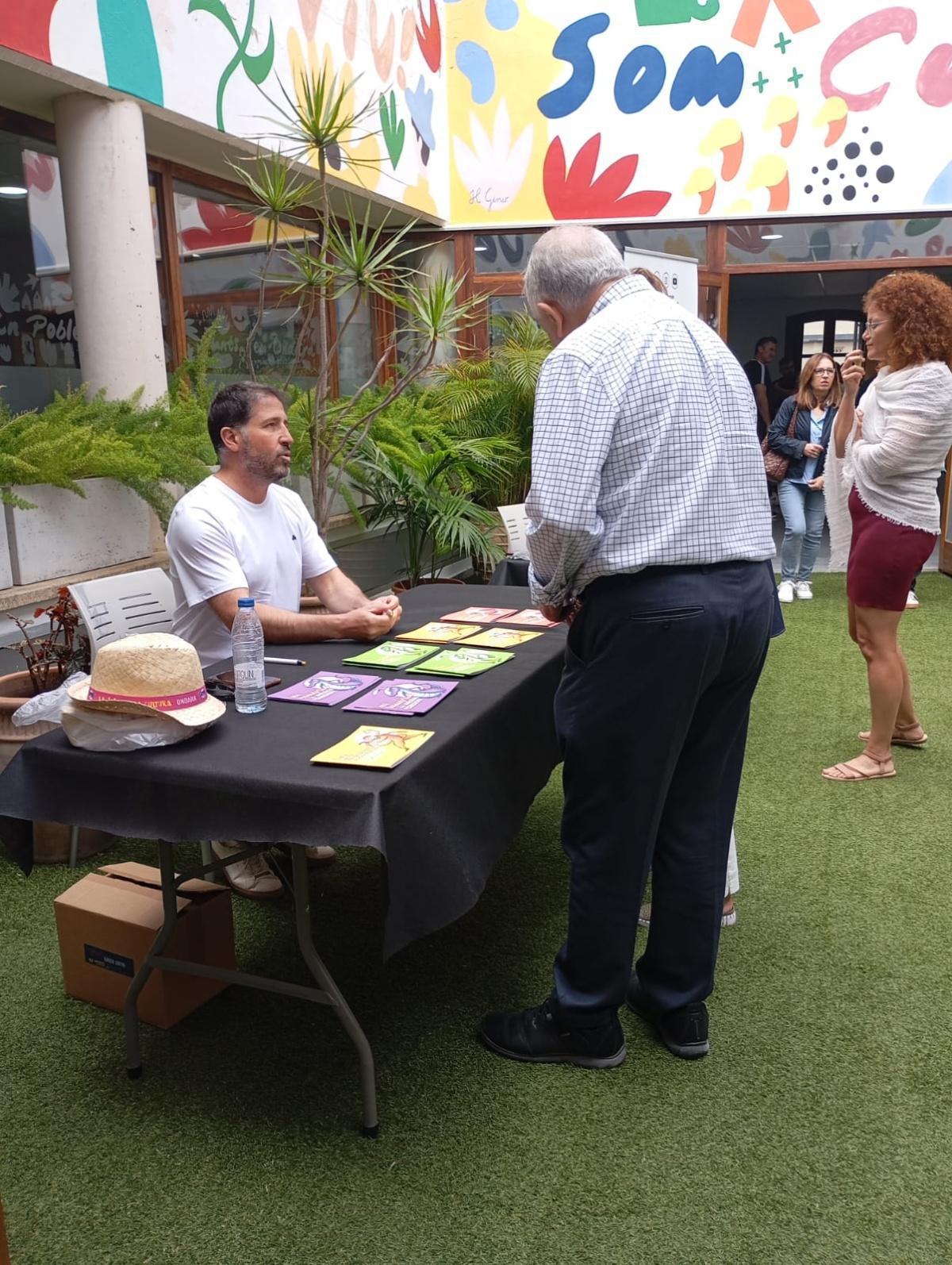Gran resposta de públic ondarenc en la Fira del Llibre que clausura el Mes del Llibre