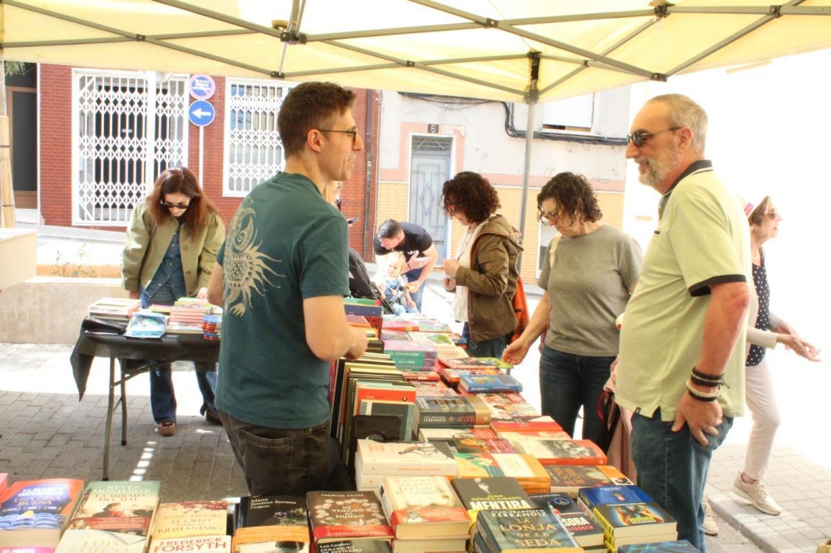 Gran resposta de públic ondarenc en la Fira del Llibre que clausura el Mes del Llibre