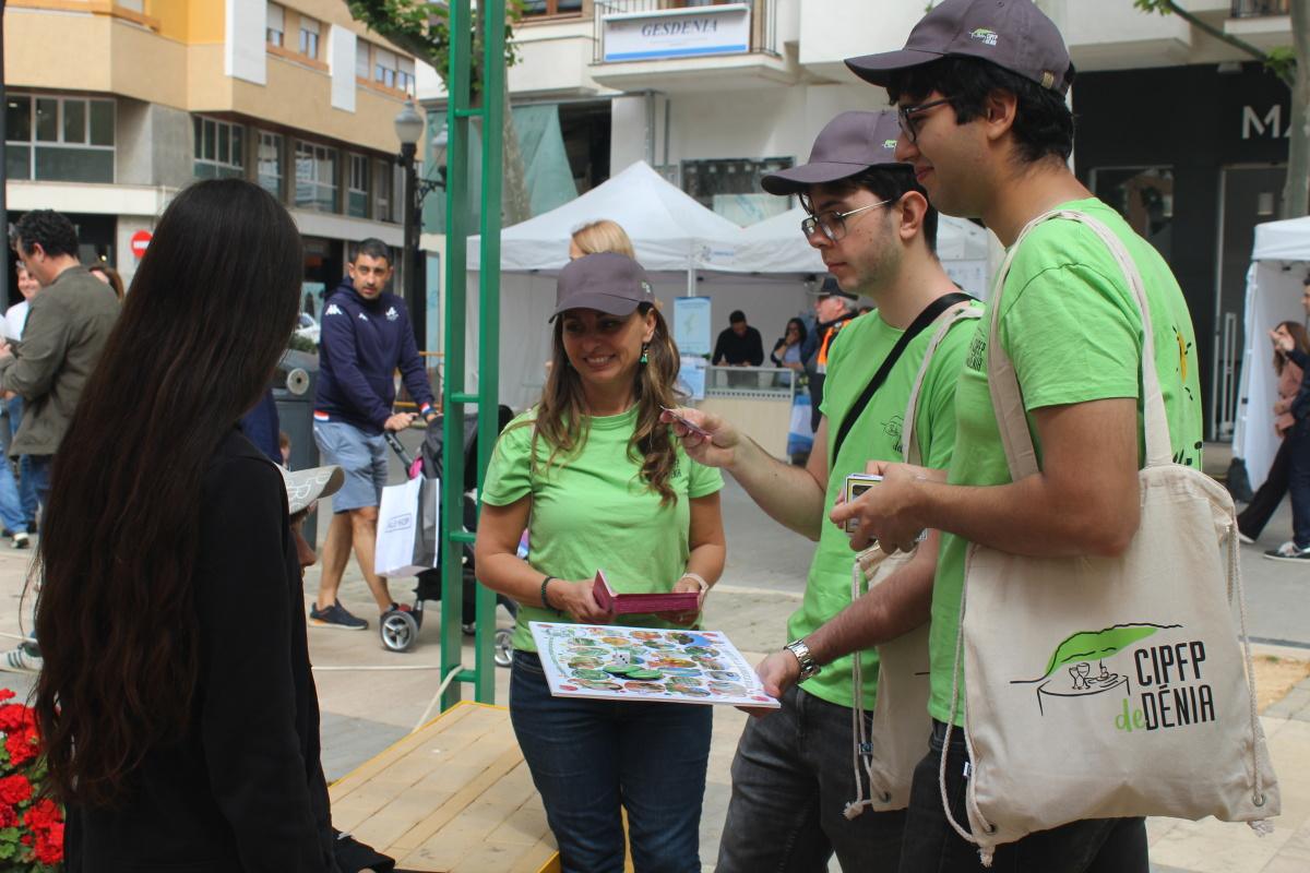 La Feria del Estudiantado toma el centro de Dénia y convierte sus calles en un escaparate de futuro La Feria del Estudiantado toma el centro de Dénia y convierte sus calles en un escaparate de futuro