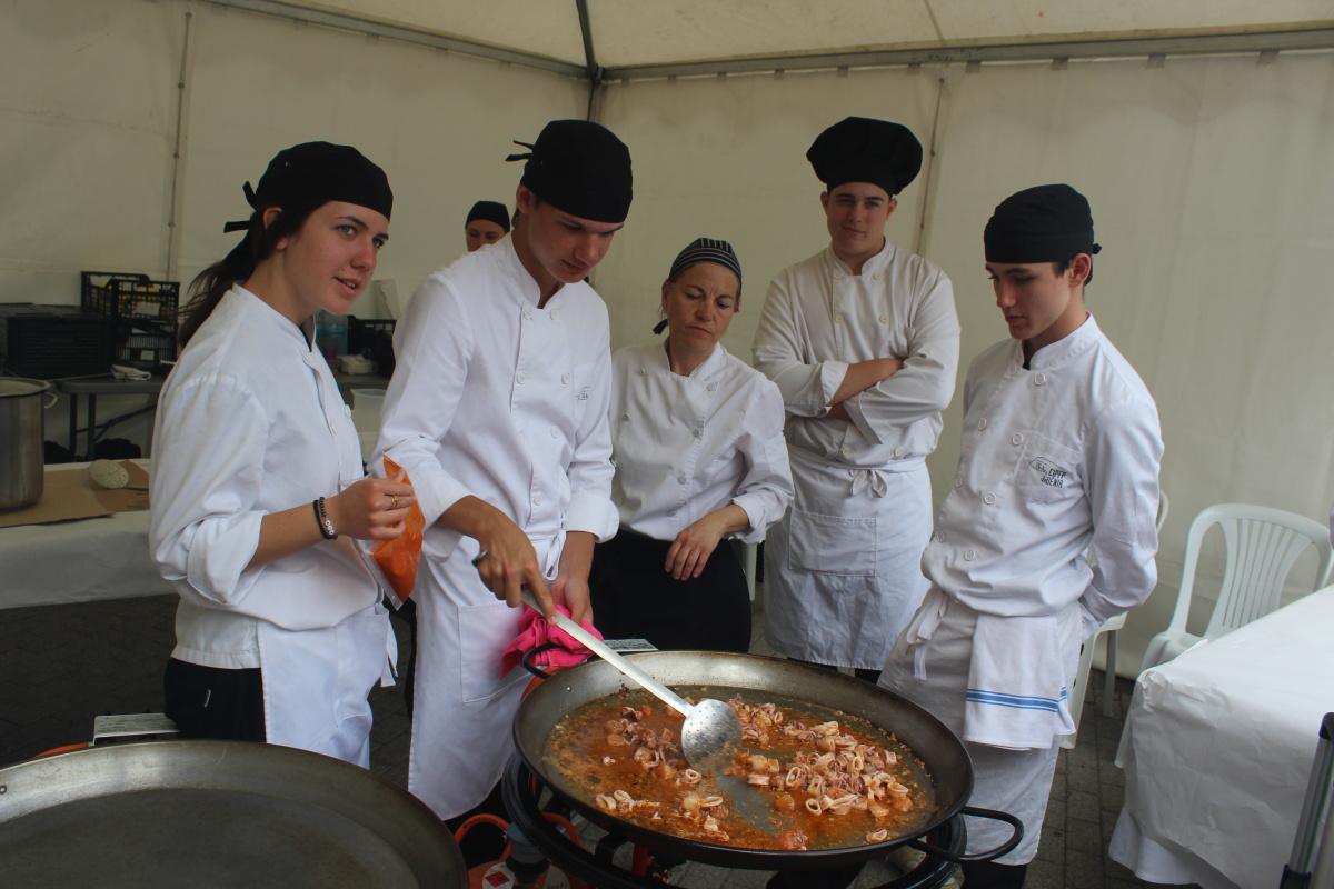 La Feria del Estudiantado toma el centro de Dénia y convierte sus calles en un escaparate de futuro