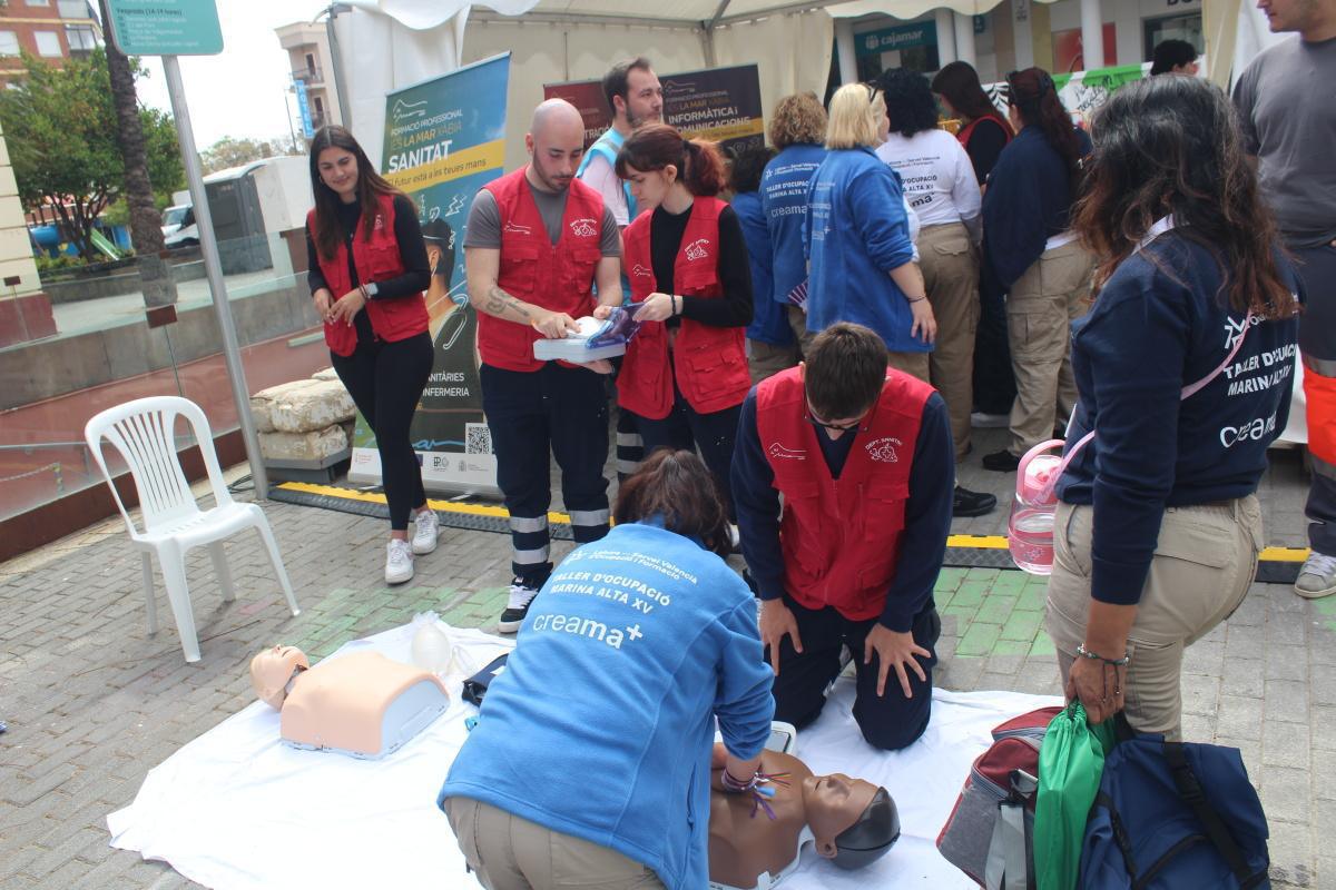 La Feria del Estudiantado toma el centro de Dénia y convierte sus calles en un escaparate de futuro La Feria del Estudiantado toma el centro de Dénia y convierte sus calles en un escaparate de futuro