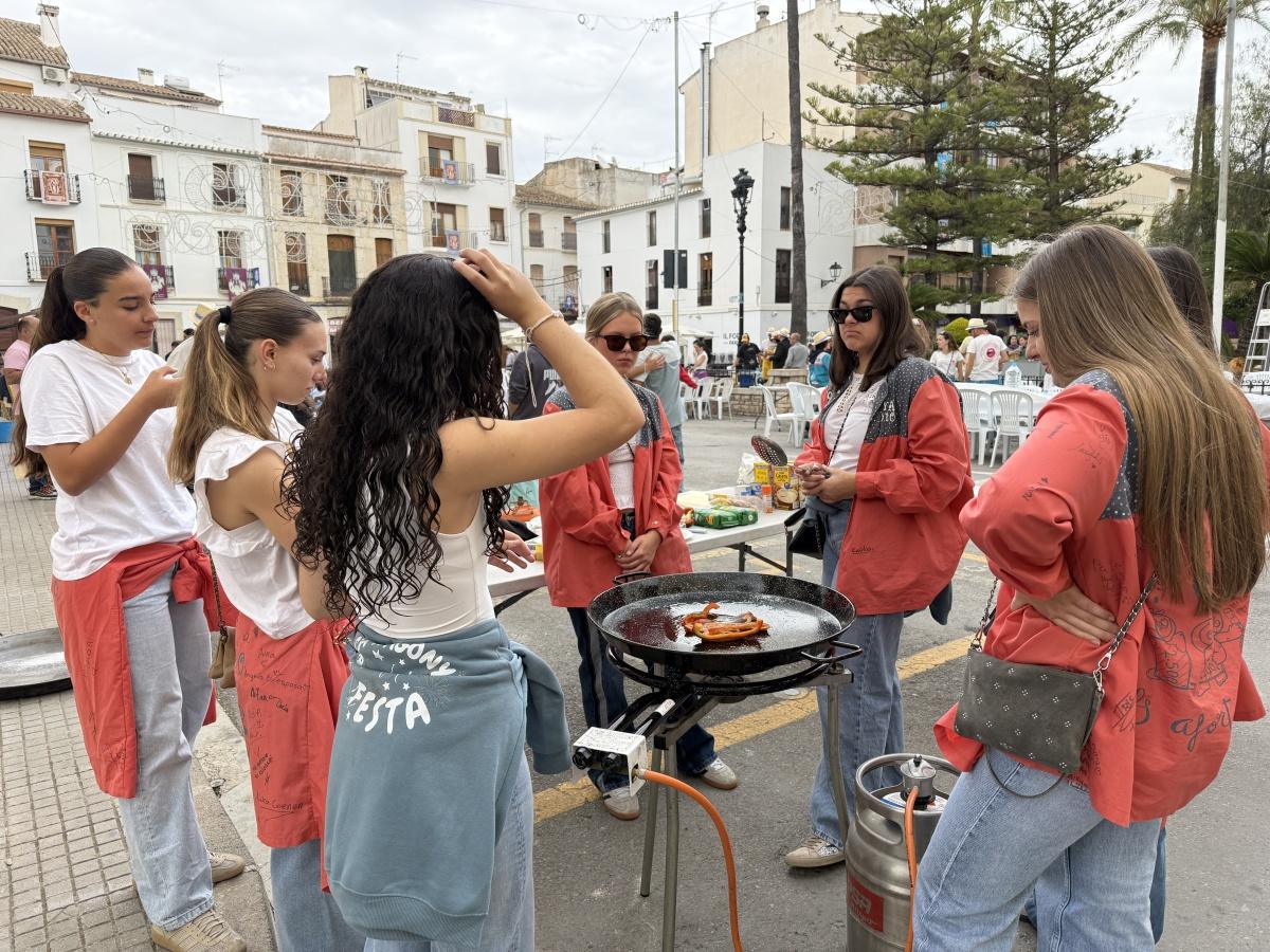 Benissa s’aboca al carrer en un multitudinari Dia de les Paelles de la Puríssima Xiqueta