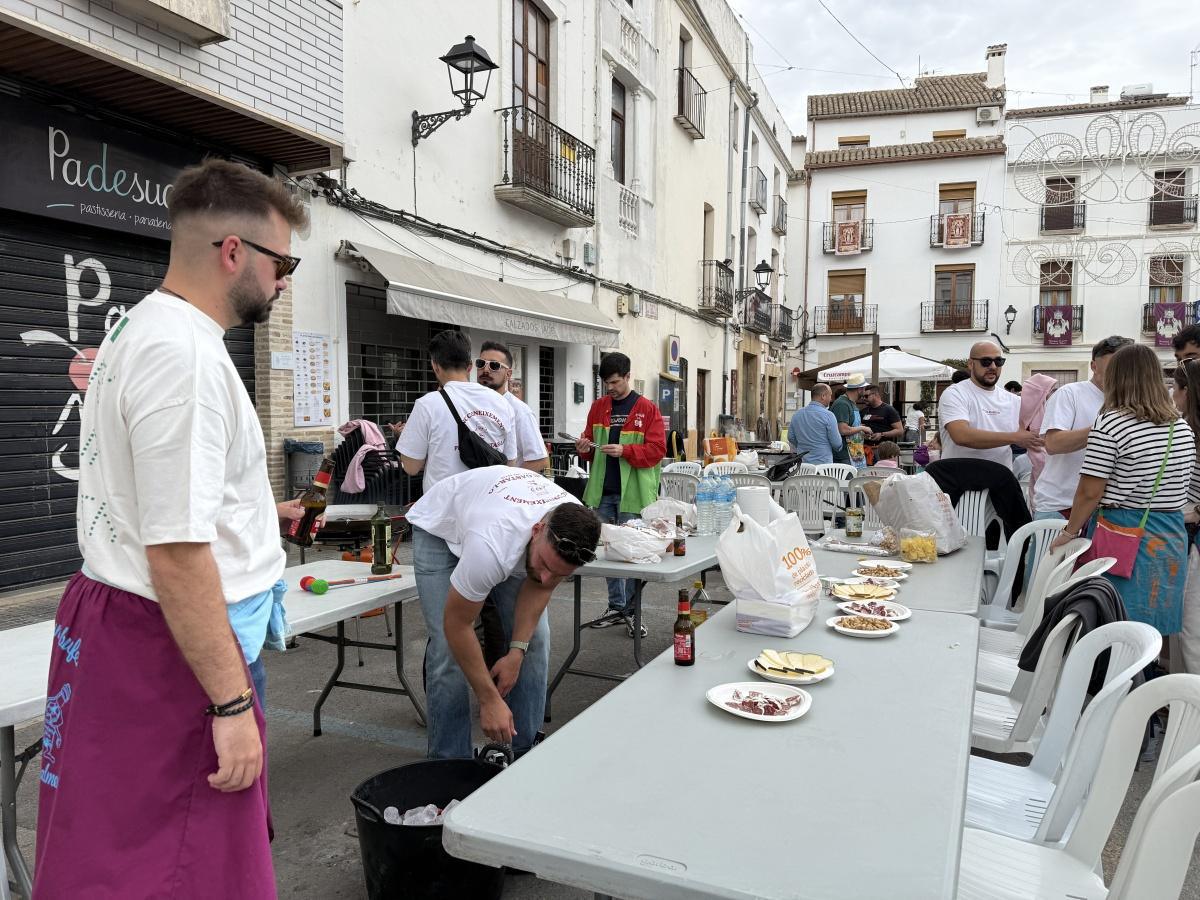 Benissa s’aboca al carrer en un multitudinari Dia de les Paelles de la Puríssima Xiqueta