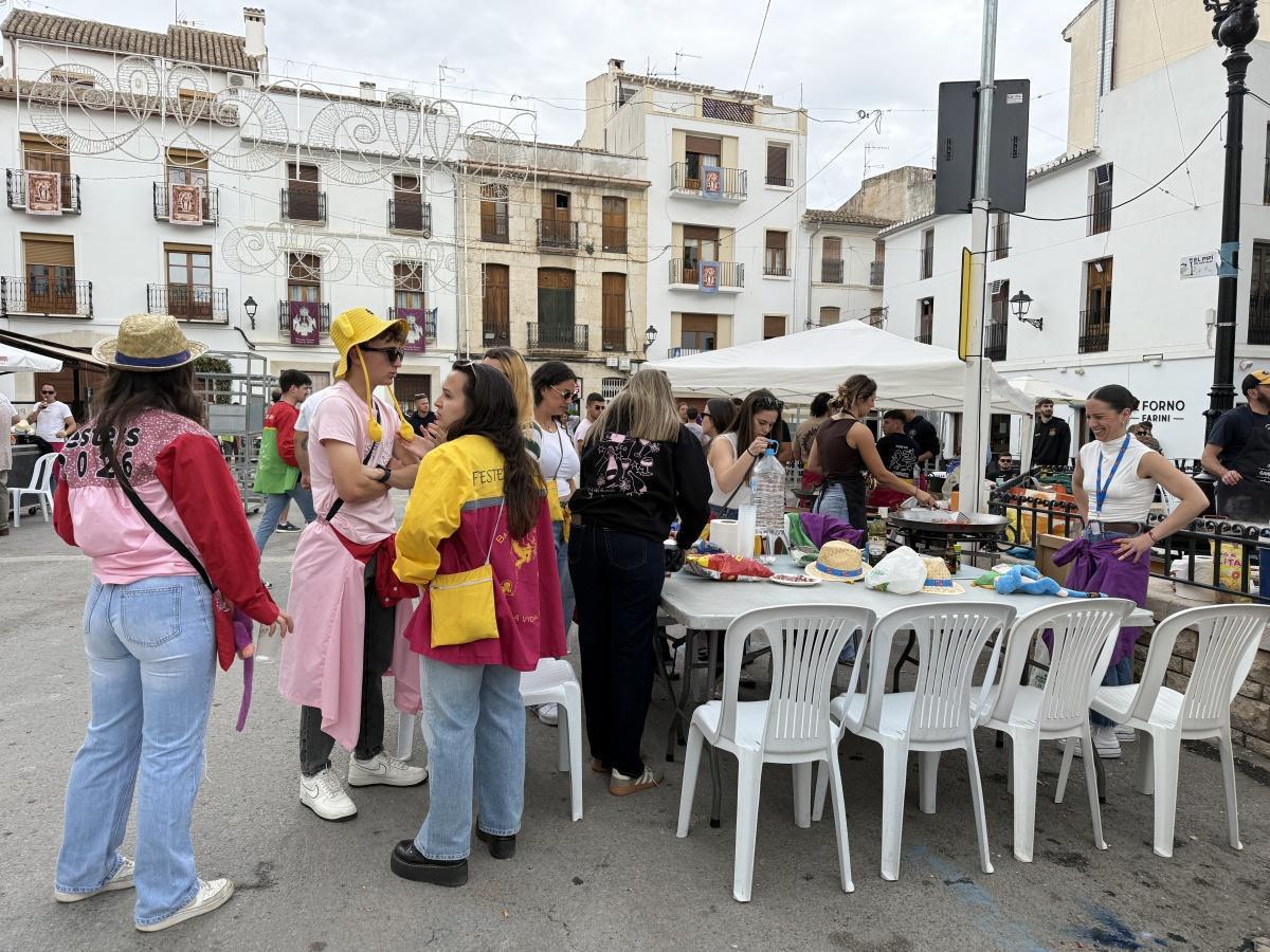 Benissa s’aboca al carrer en un multitudinari Dia de les Paelles de la Puríssima Xiqueta