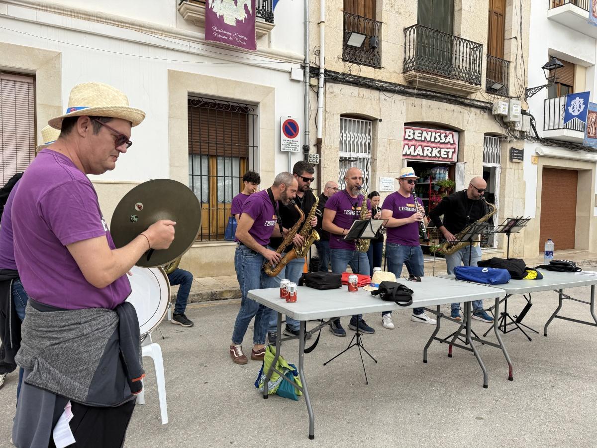 Benissa s’aboca al carrer en un multitudinari Dia de les Paelles de la Puríssima Xiqueta