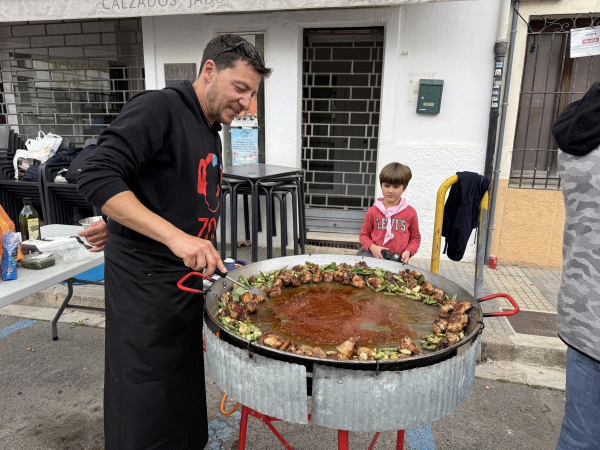 Benissa s’aboca al carrer en un multitudinari Dia de les Paelles de la Puríssima Xiqueta