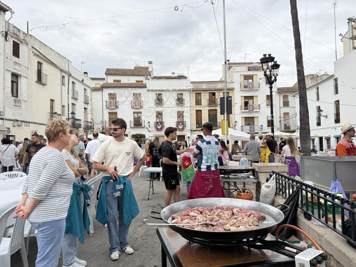 Benissa s’aboca al carrer en un multitudinari Dia de les Paelles de la Puríssima Xiqueta