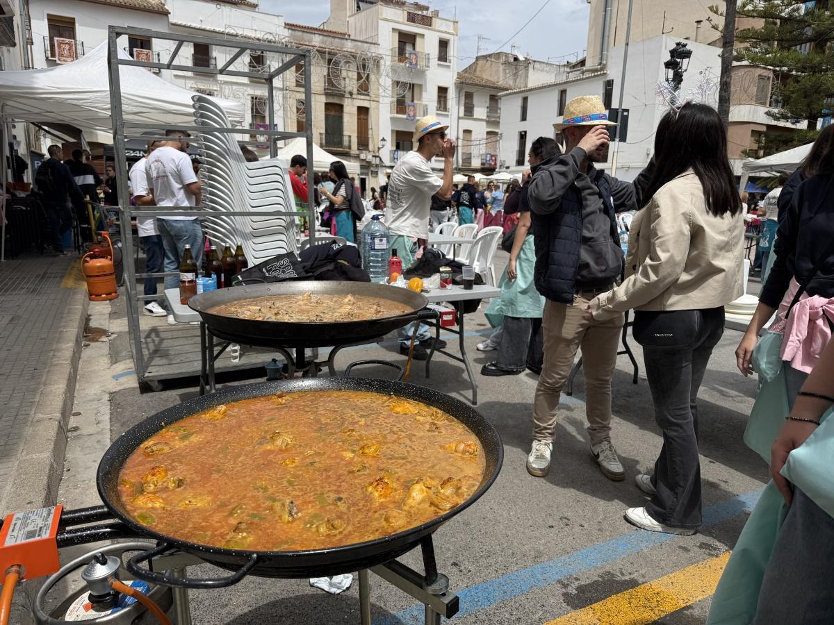 Benissa s’aboca al carrer en un multitudinari Dia de les Paelles de la Puríssima Xiqueta