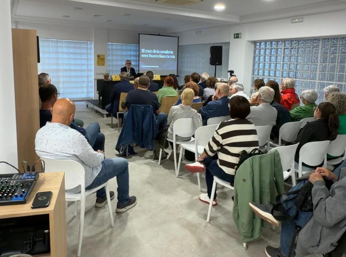 Tomàs Llopis dona veu a “Diàlegs” a Els Poblets amb una reflexió sobre la cavalleria i la societat actual Tomàs Llopis dona veu a “Diàlegs” a Els Poblets amb una reflexió sobre la cavalleria i la societat actual